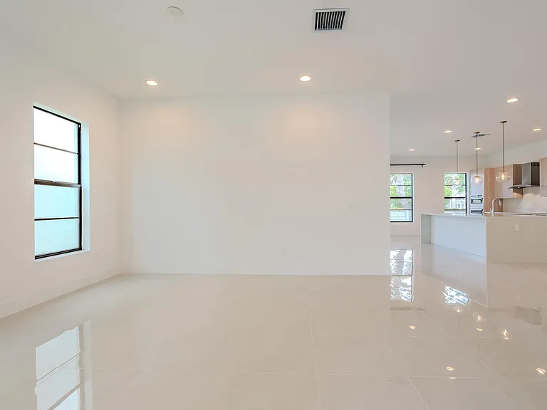 1427 SW 23rd St — Photo 5
