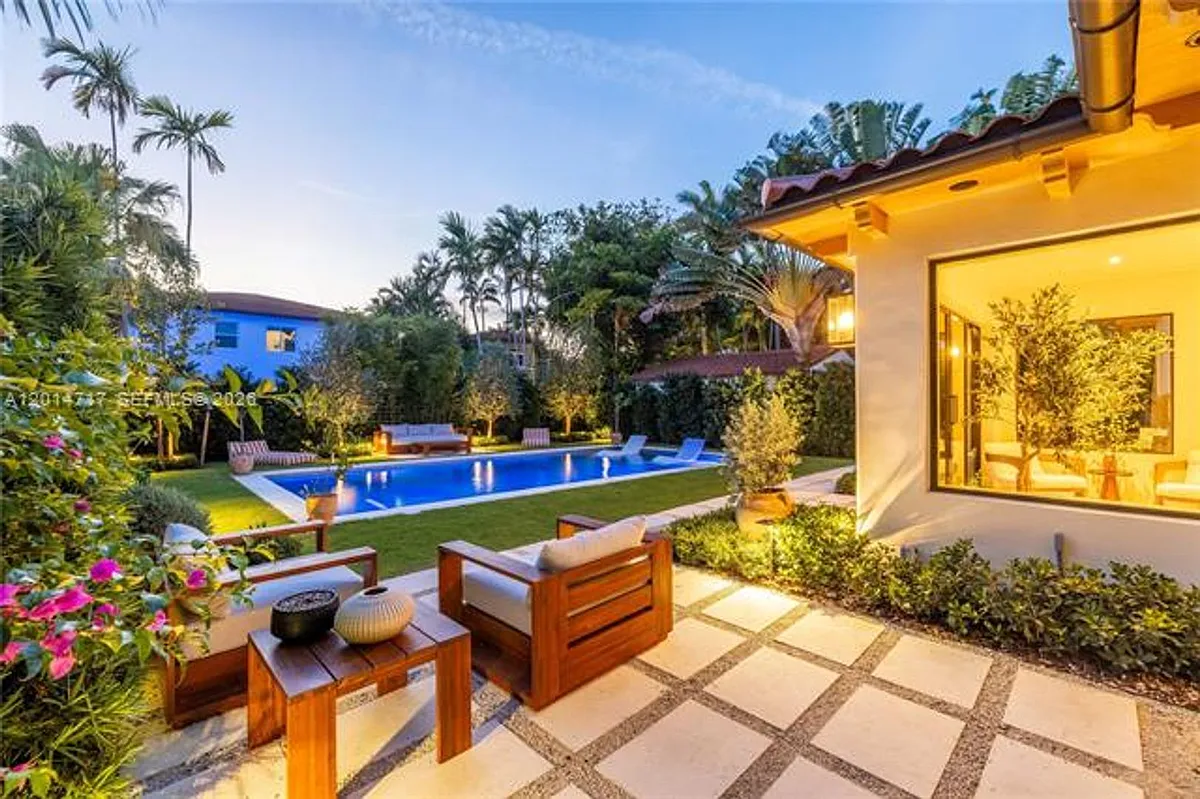 Building Photo - 4430 Royal Palm Ave #0