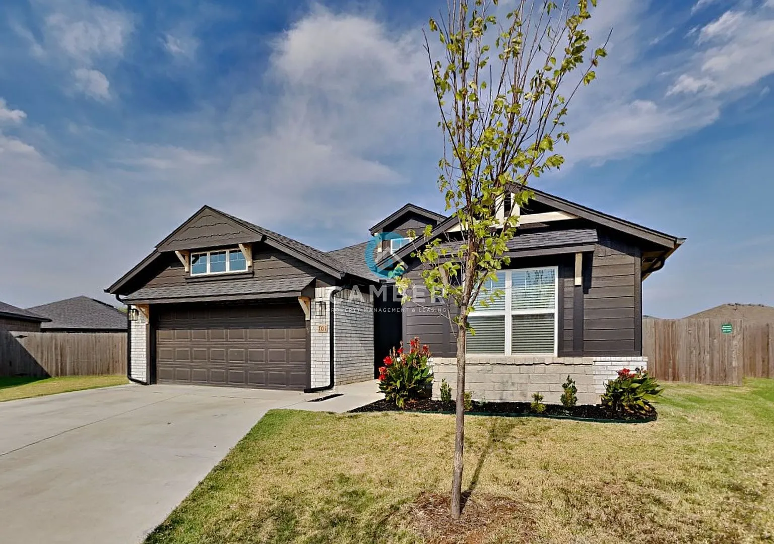 Very Nice 4 Bedroom 2 Bathroom House in Mustang Schools — Photo 3