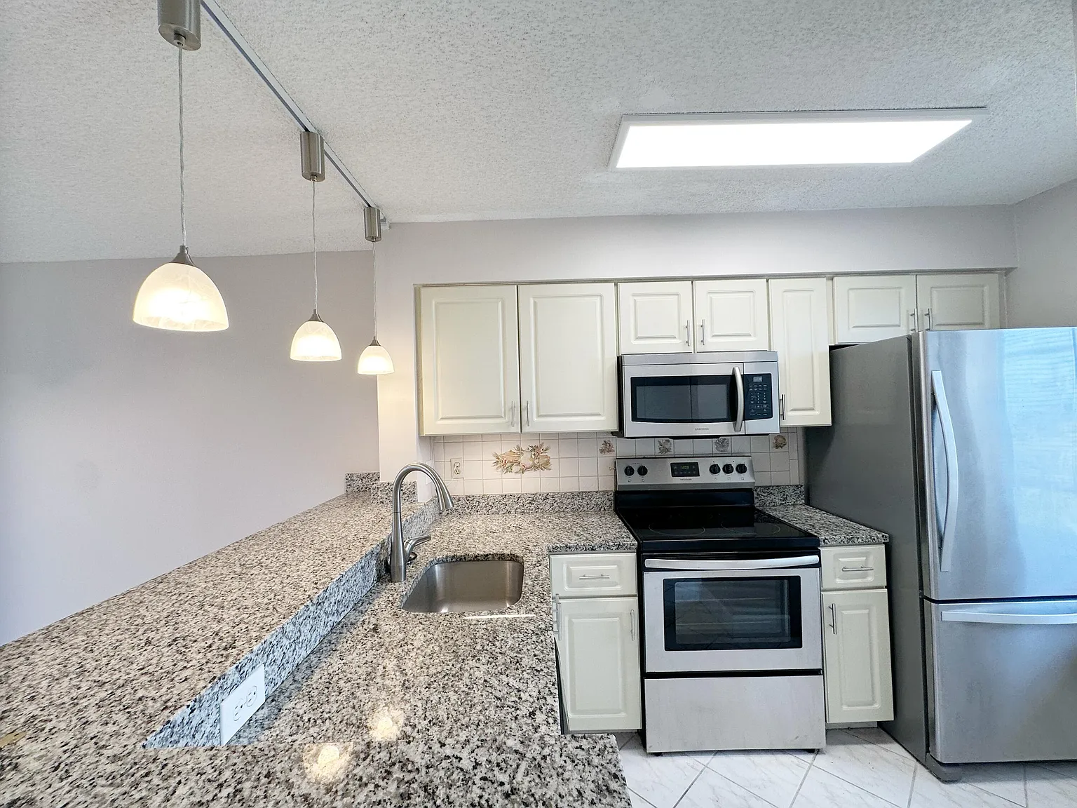 2 bed, 2.0 bath, 825 sqft, $2,200 — Photo 3