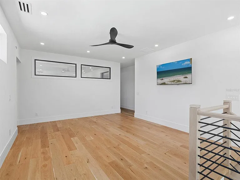 2467 Hyde Park St — Photo 21