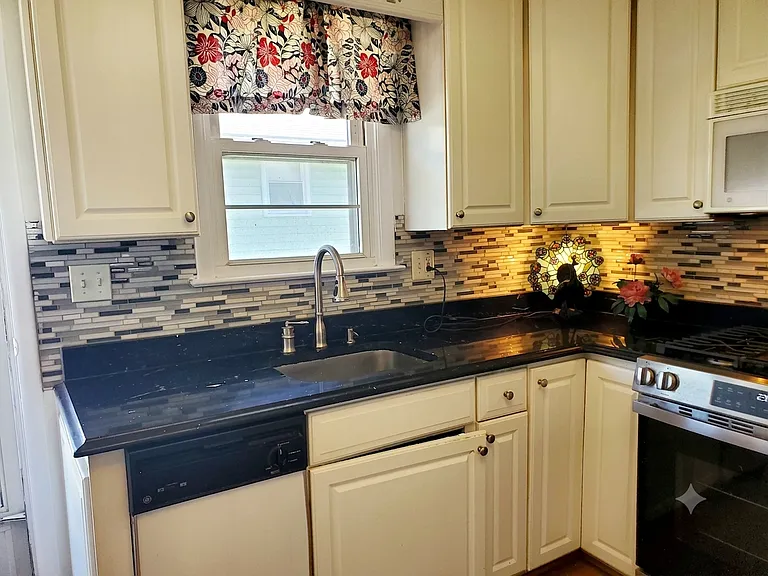 1909 Wildwood Ave — Photo 6