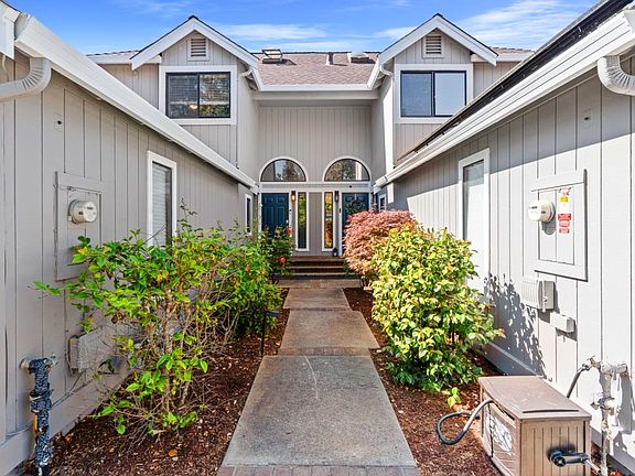 3rd image of 560 Creekside Ln