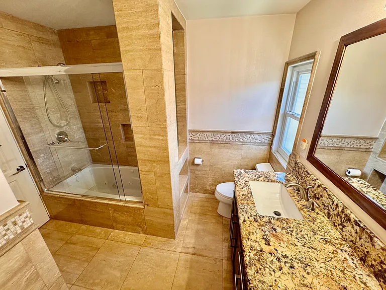 Upper Level Bathroom (With Jetted Tub)