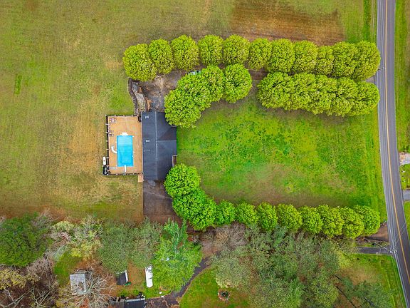 2nd image of 932 Johnson Rd