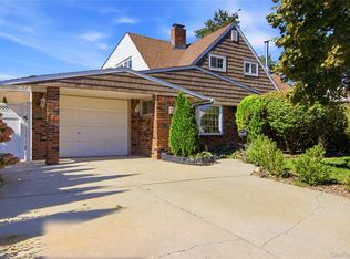 33 Stonecutter Rd, Levittown, NY 11756