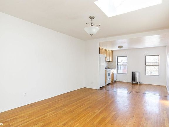 4th image of 45 Putnam Ave
