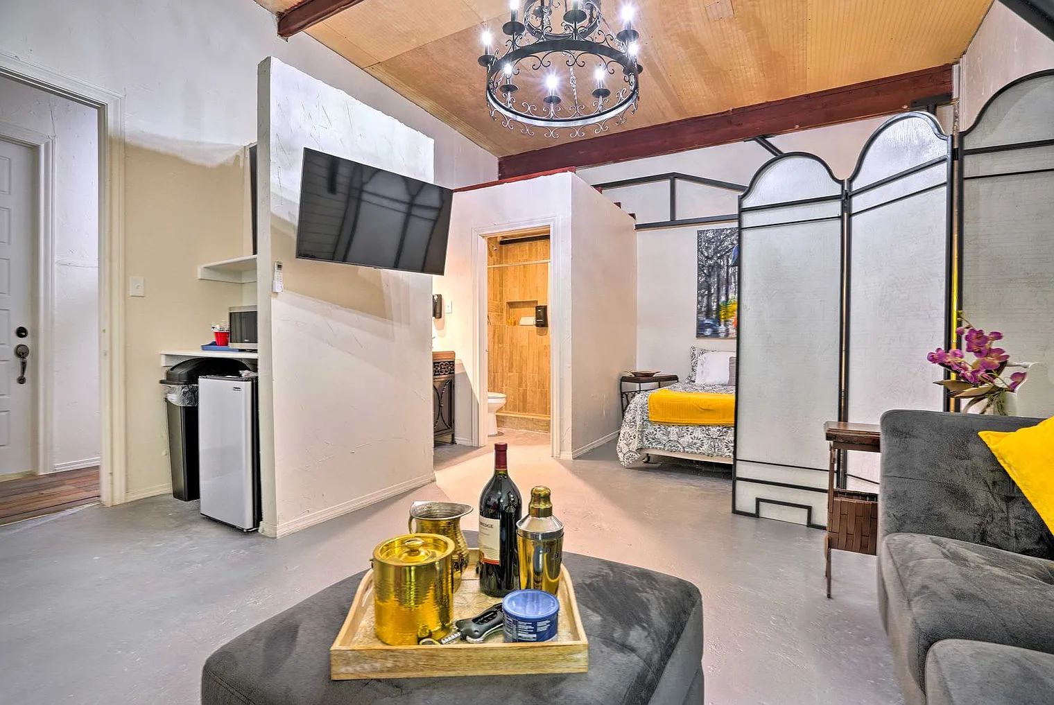Studio, 1.0 bath, 365 sqft, $1,741 — Photo 2