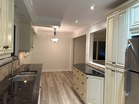 5th image of 570 Wingrove Cres