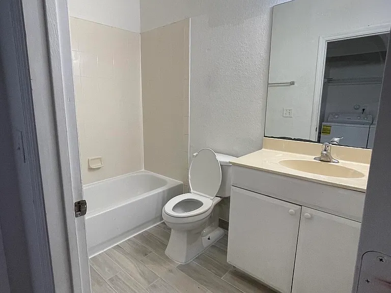 880 Pipers Cay Dr — Photo 8