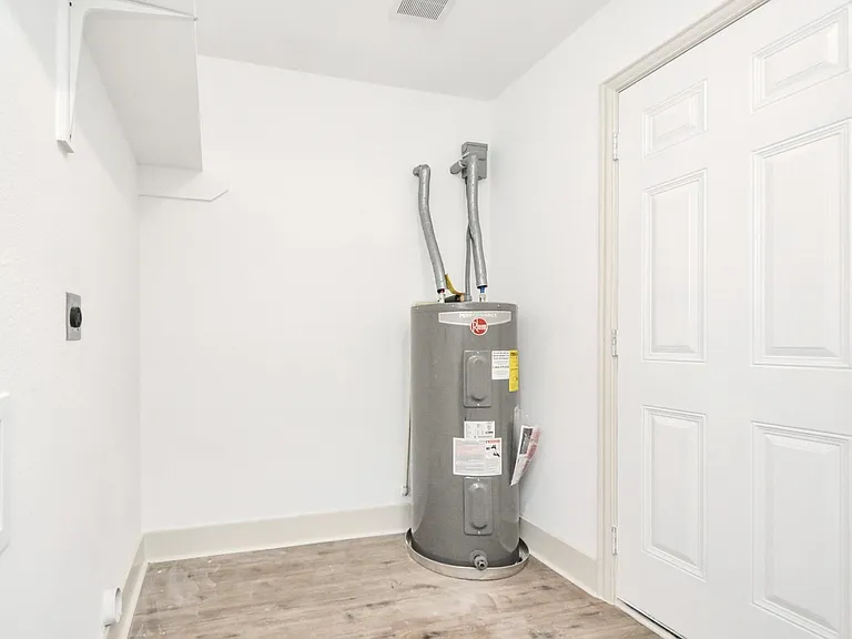 1501 Maiden Ln — Photo 15