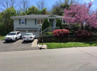 111 Trelane Dr, Bridgeport, CT 06606