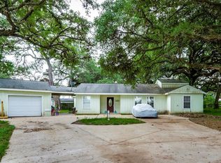 1028 Jennifer Ln, Columbus, TX 78934