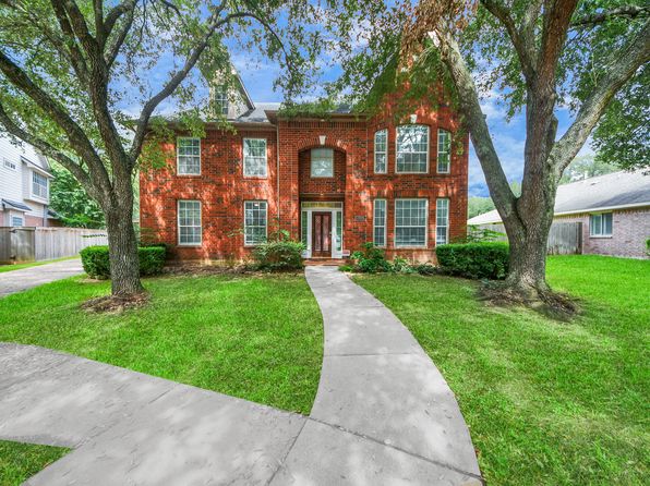 1302 Raintree Cir
