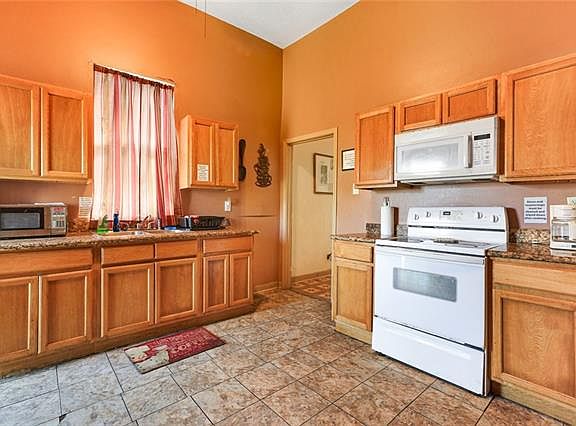 5th image of 1635 N Robertson St