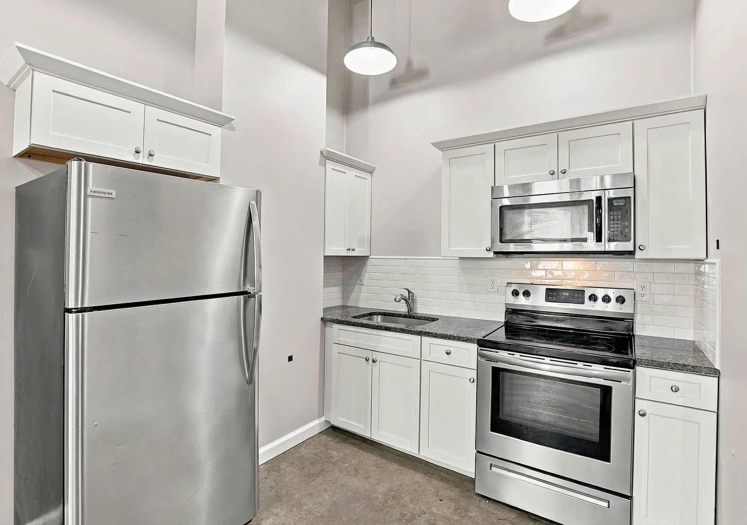 283 E Madison Street — Photo 1