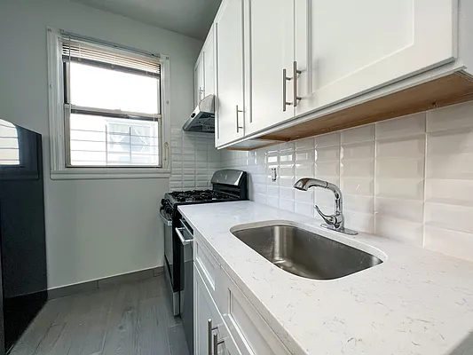 Rented by Realty 2000 Corp | media 7
