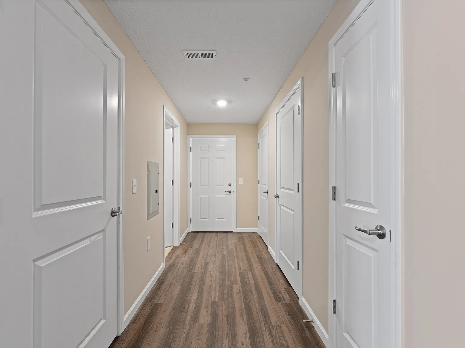 2 bed, 975 sqft, $1,560 — Photo 2