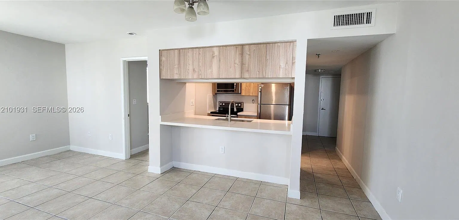 Madison Downtown Condo — Photo 2