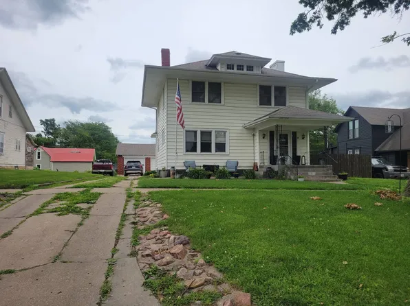 1914 Morton St, Falls City, NE 68355