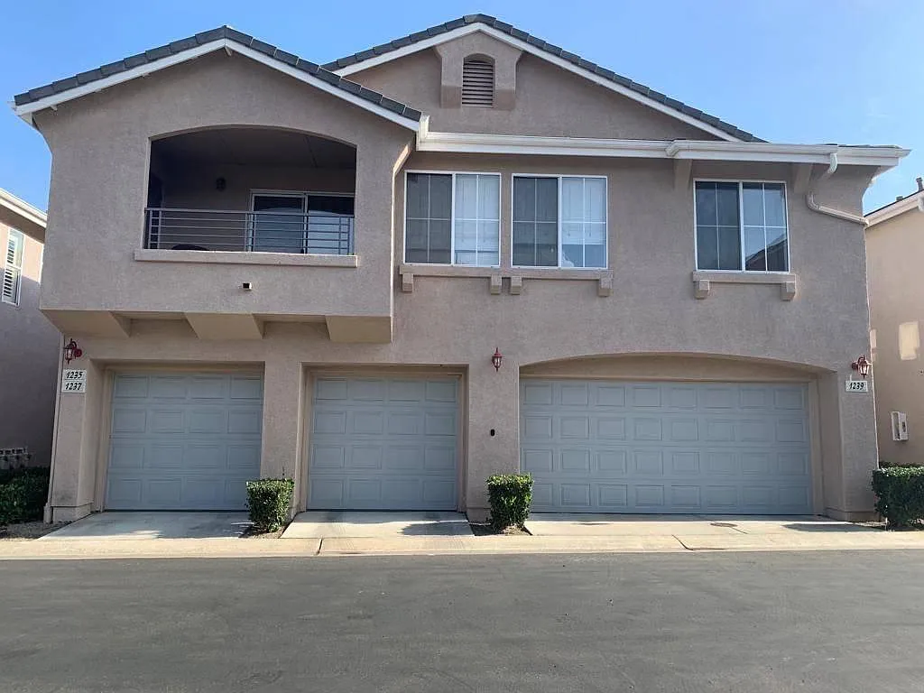 2 bed, 1025 sqft, $3,390 — Photo 1