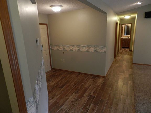 5th image of 212 Leatherleaf Dr