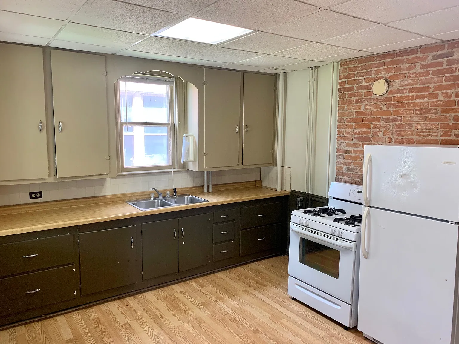 3 bed, $1,050 — Photo 2