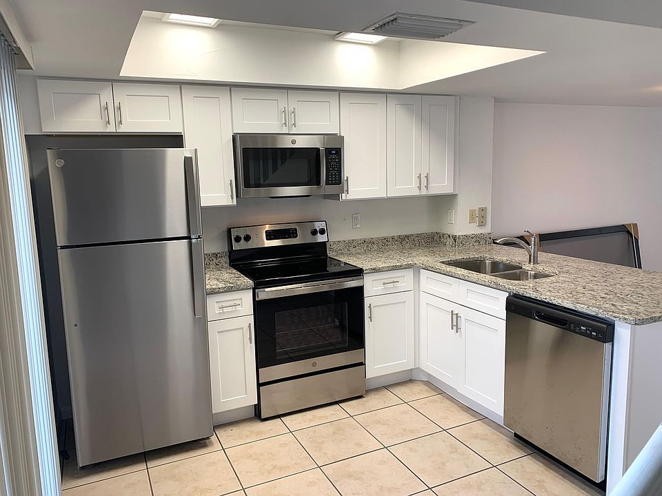 Kitchen with Breakfast Bar. New GE Stainless Steel Appliances and Cooktop range. New Cabinets & Granite Counters