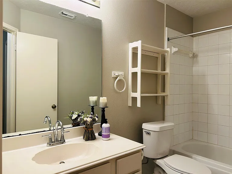 1404 Helmsley Dr — Photo 20