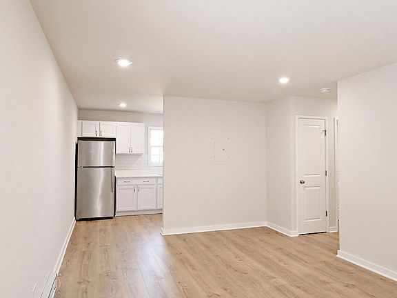 2nd image of 2114 Ivy Rd #6