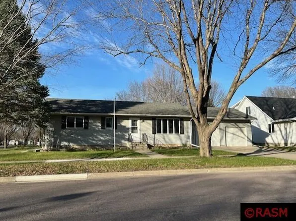 325 W Chestnut St, Saint Peter, MN 56082