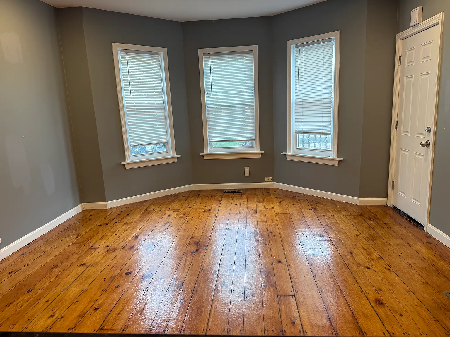 3 bed, 950 sqft, $2,100 — Photo 2