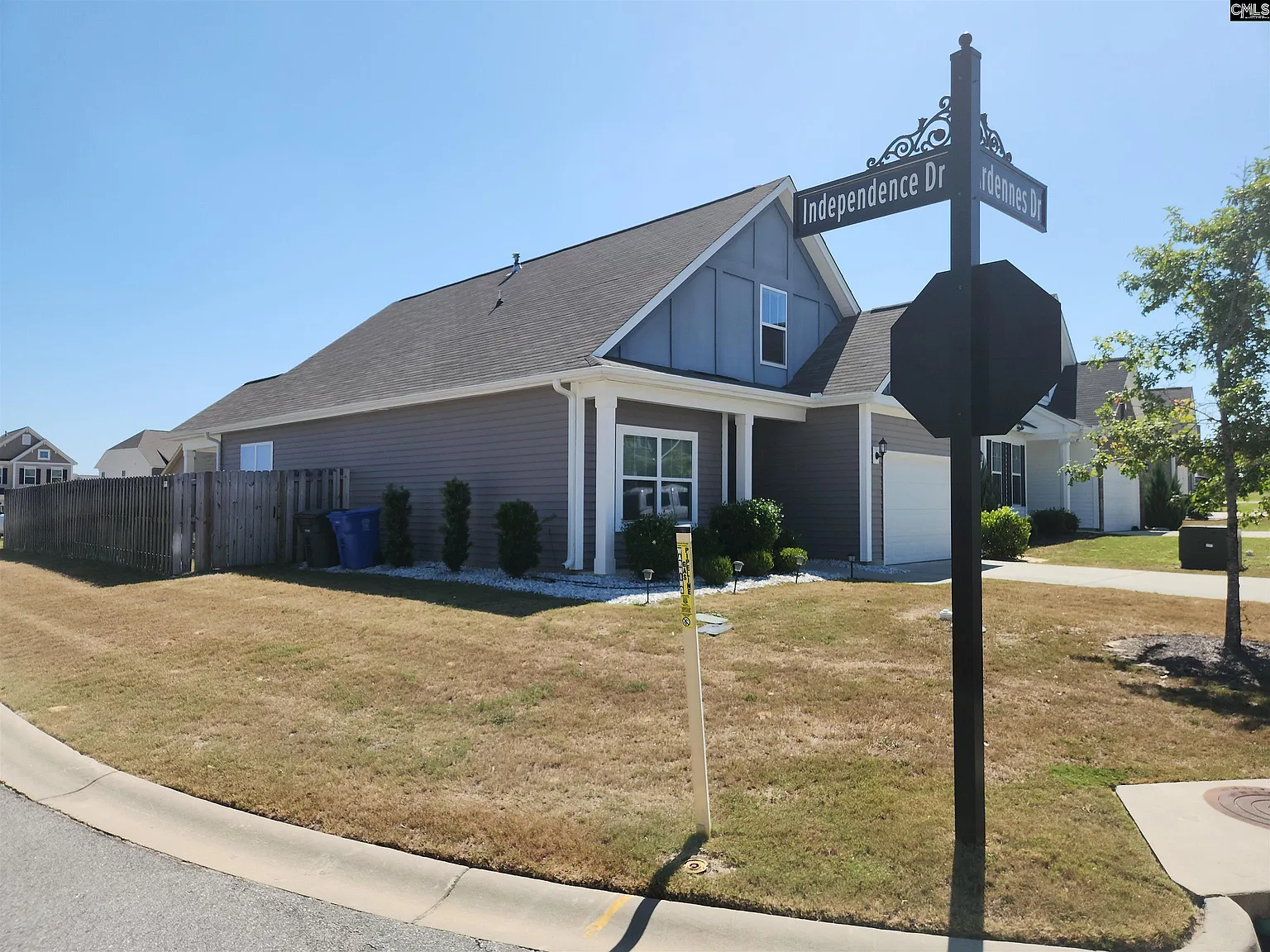 3 bed, 1600 sqft, $2,100 — Photo 2