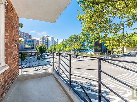 5th image of 3720 Independence Ave APT 2E
