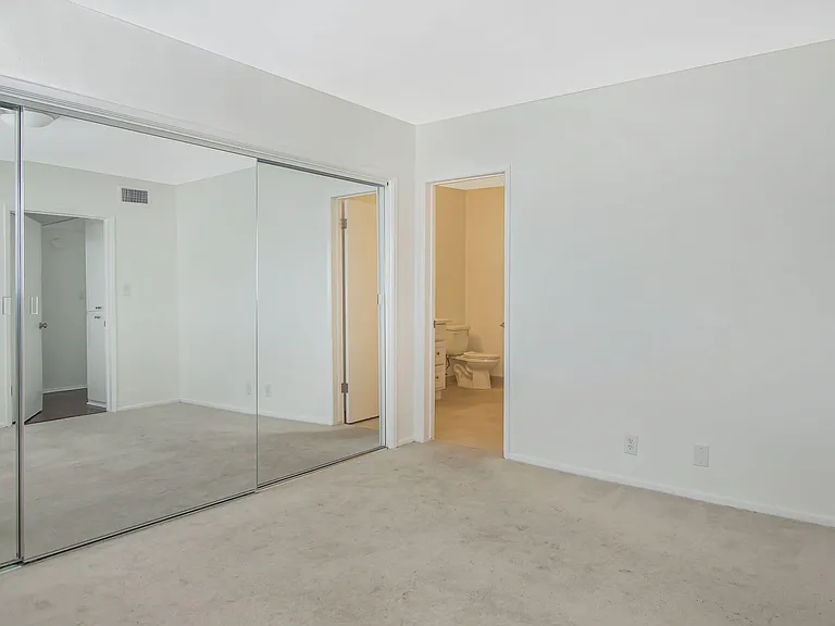 320 N La Peer Drive — Photo 7