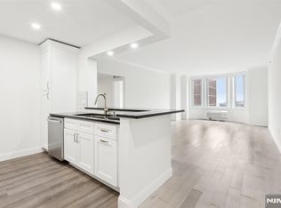 3309 City Pl, Edgewater, NJ 07020