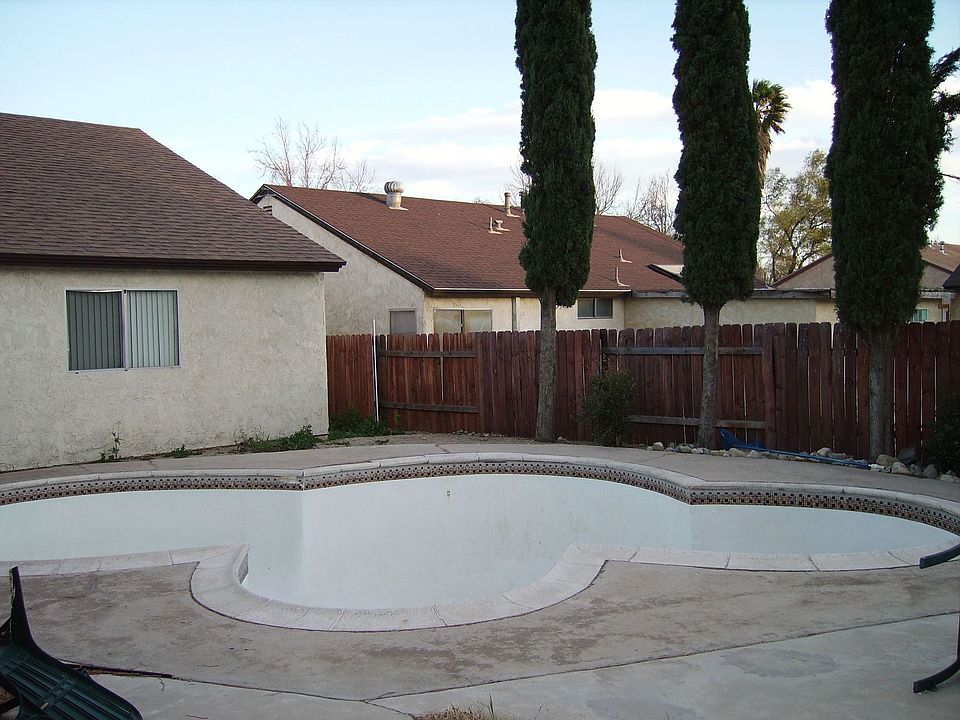 BACKYARD/POOL