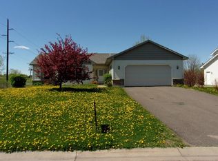 11702 N Meadow Curv, Lindstrom, MN 55045