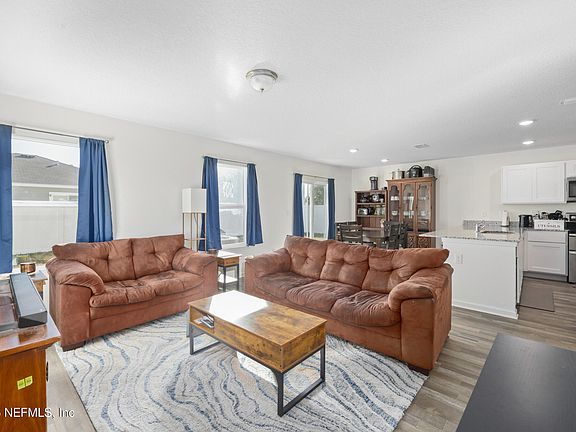 4th image of 724 LIBERTY Circle