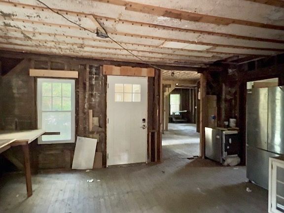 3rd image of 136 Montague City Rd