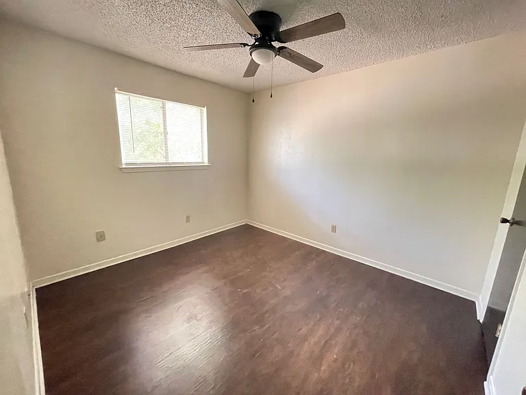 425 W Ave C — Photo 32