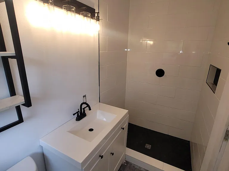 2820 Fort Ave — Photo 9
