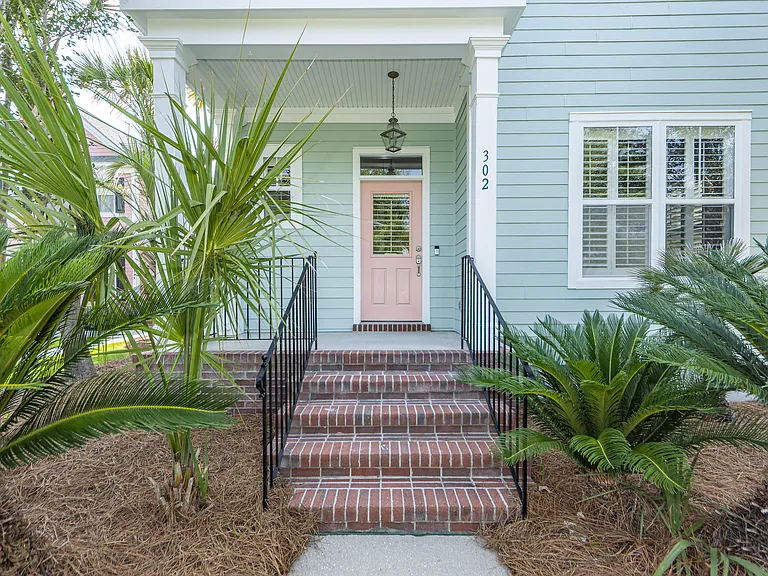 302 White Gables Dr — Photo 2