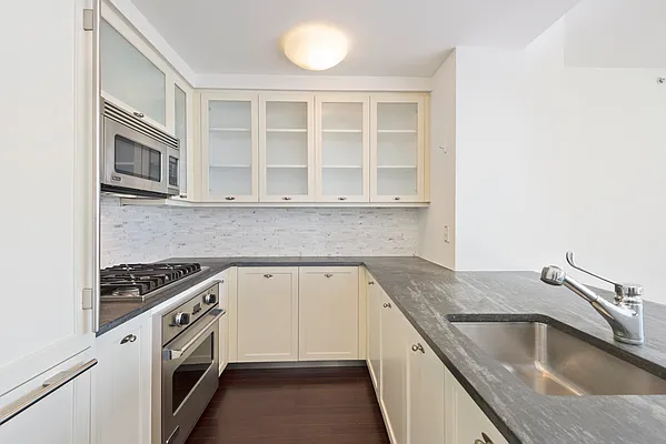 Sold by Manhattan Miami Real Estate | media 3