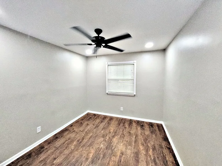 1506 Oakwood Ave NE — Photo 5