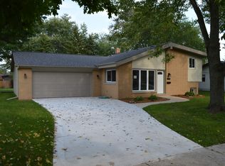 748 S Sherman St, Crown Point, IN 46307