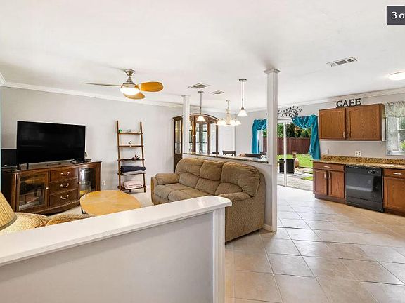 3rd image of 118 SE Crosspoint Dr