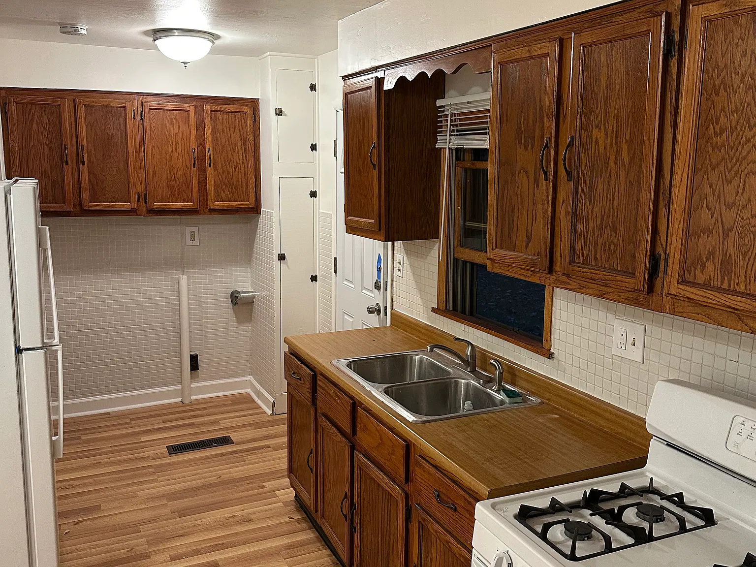 4 bed, 1.5 bath, 1400 sqft, $1,950 — Photo 4