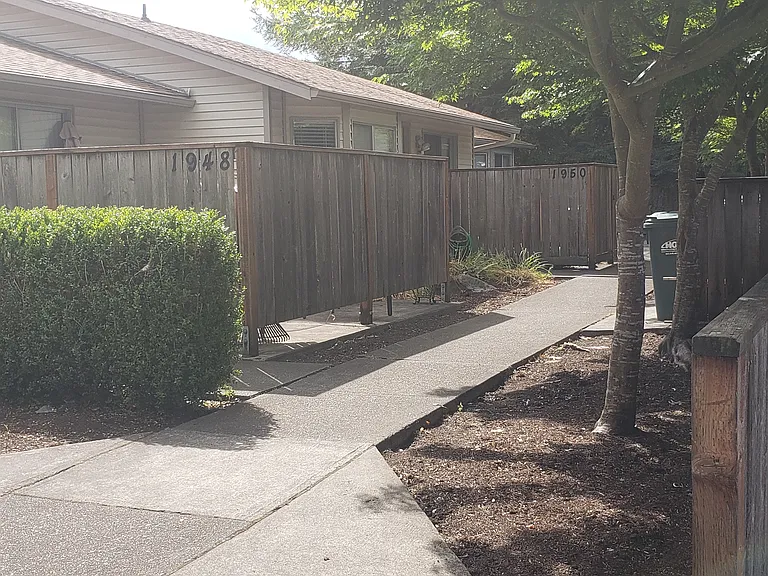 1952 NE Darby St — Photo 14