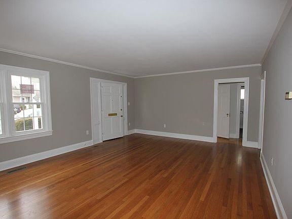5th image of 213 N Bradford St